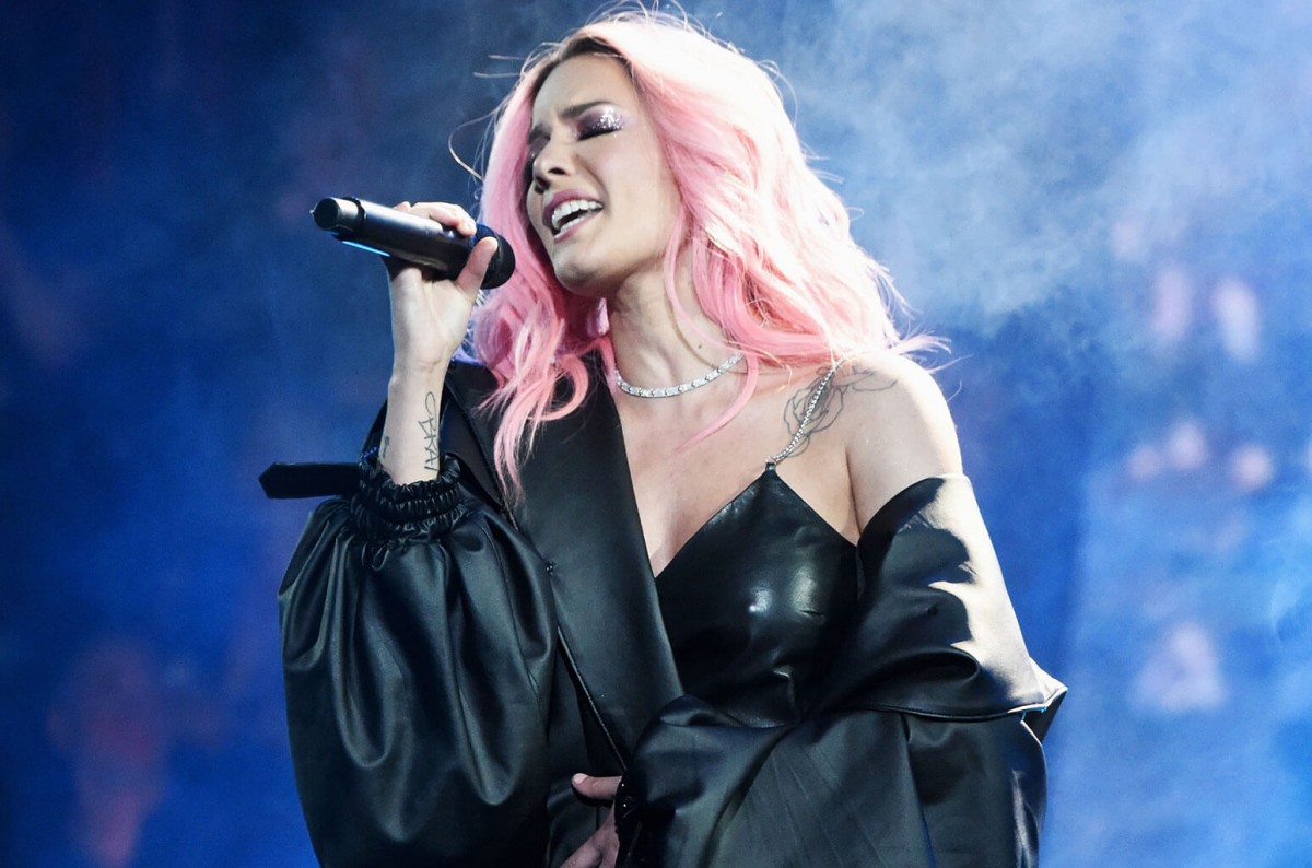 Tampil dengan rambut pink, Halsey menyanyi di salah satu acara